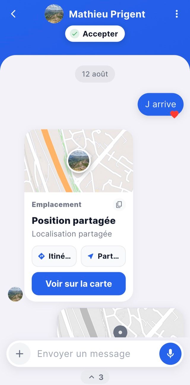 Écran de l'application : une conversation de la messagerie, avec un partage de position.